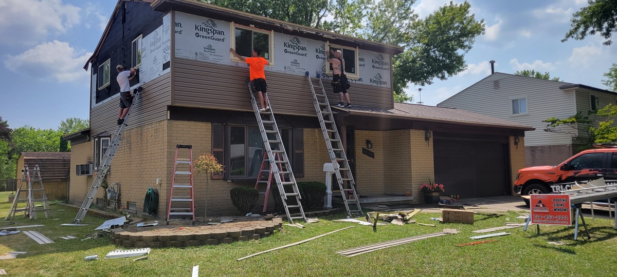 Siding repair crew in Westland